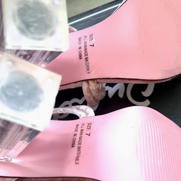 Qupid | Pink crush velvet ~ open toed chunky glitter heel with straps - Picture 11 of 11